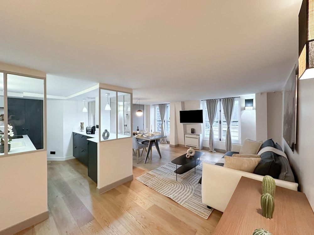 CORNEILLE Room Type - Deluxe Penthouse, 2 Bedrooms, Courtyard View