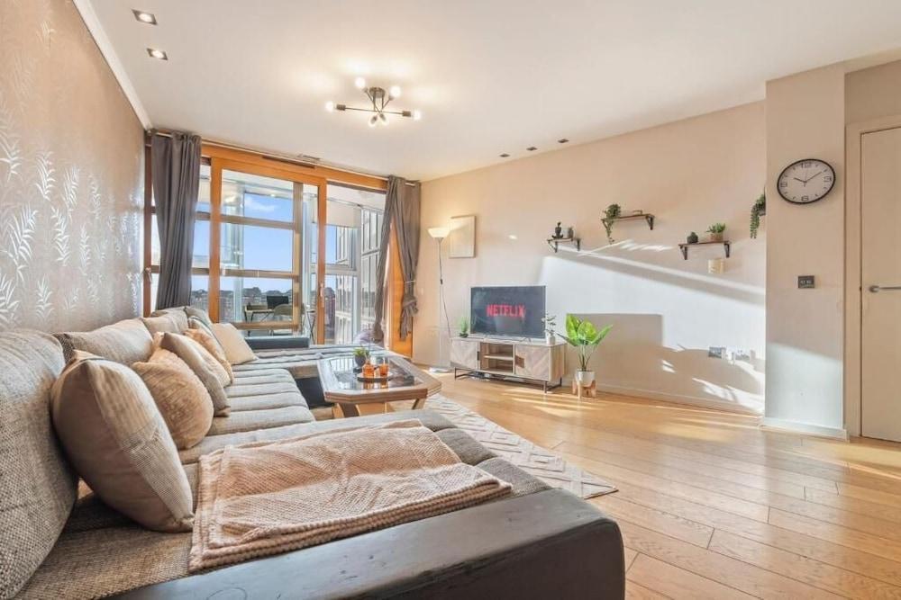 Battersea riverside 1 bedroom flat - Tap to explore photos