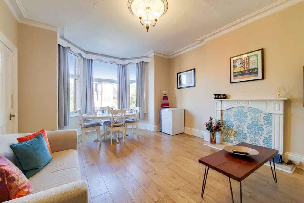 Apartment w Workspace in Ealing