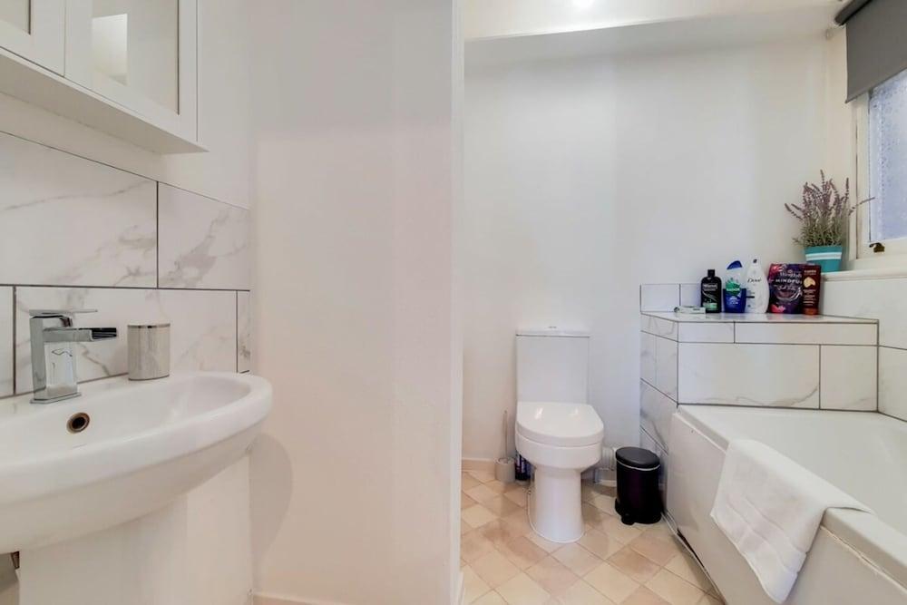 Apartment w Workspace in Ealing - Tap to explore photos