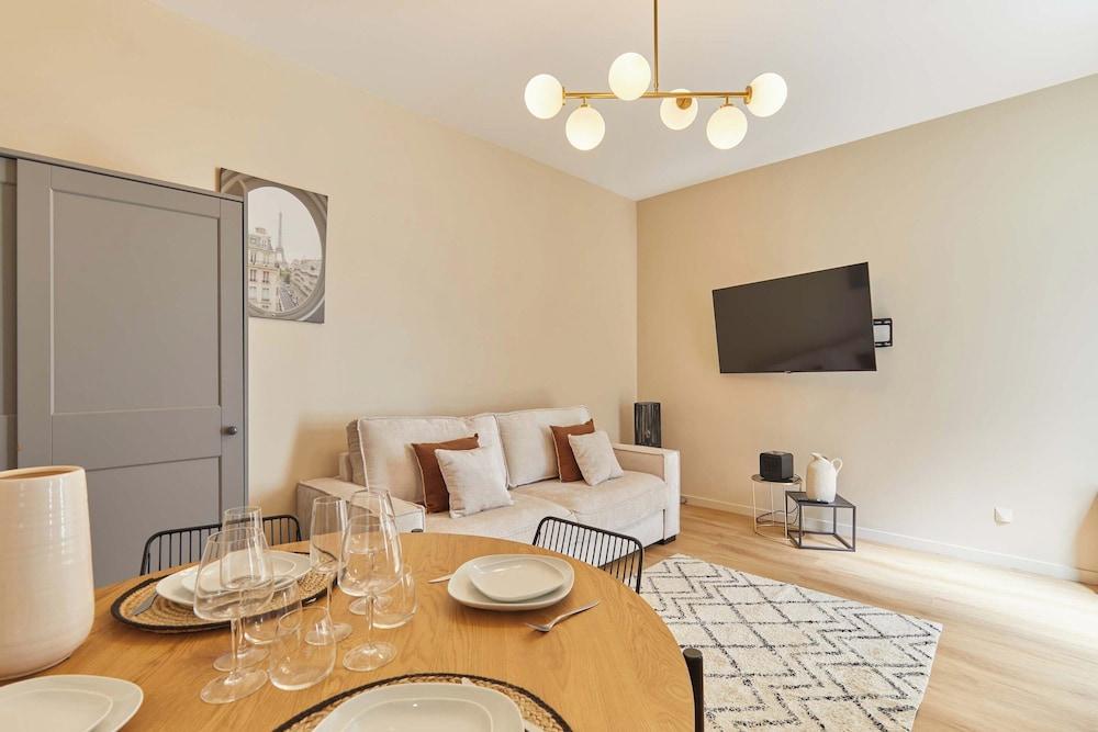 Bright Modern Studio Near the Seine Paris 16