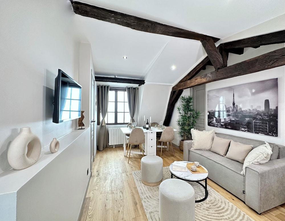 1595 Chapon Room Type - Comfort Apartment, Courtyard View