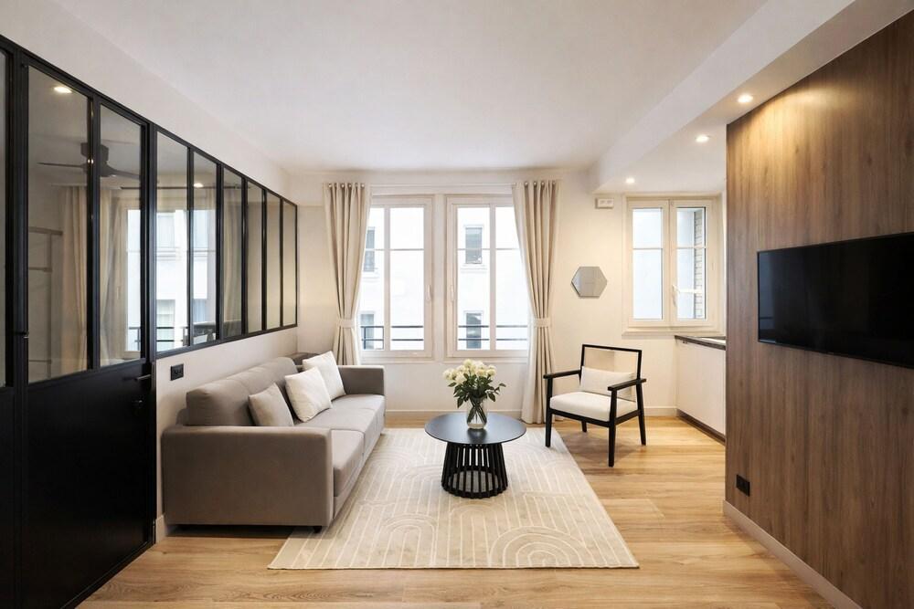 1628 Matignon - Tap to explore photos