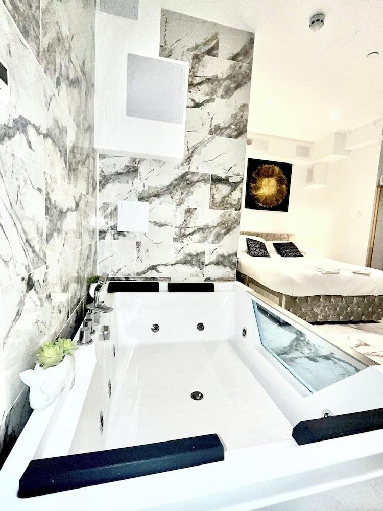 BPR Private Hot-tubs and rooms Room Type - Deluxe Studio, Accessible Bathtub, Private Bathroom