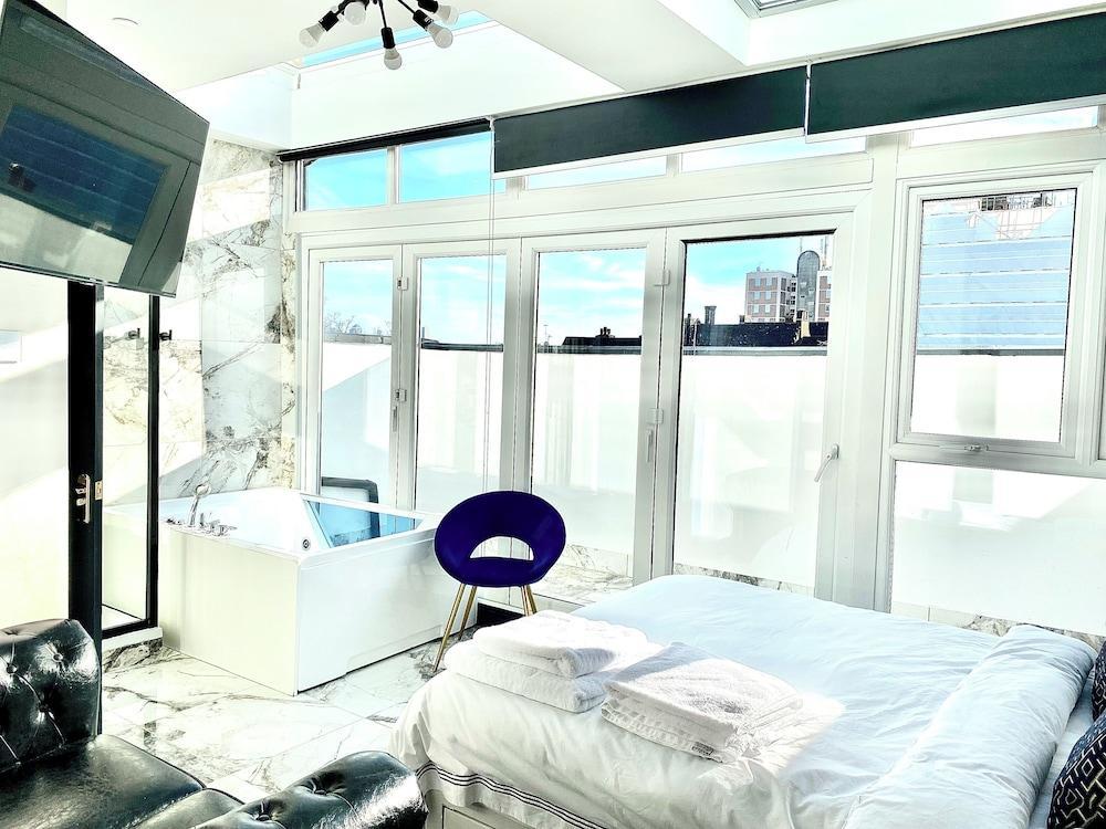 BPR Private Hot-tubs and rooms Room Type - Executive Penthouse, Accessible Bathtub, Balcony