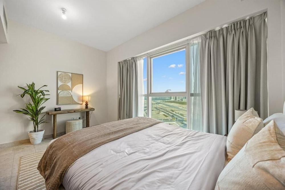 Bloomfields Elevated 2BR in Marina Heigh - Tap to explore photos
