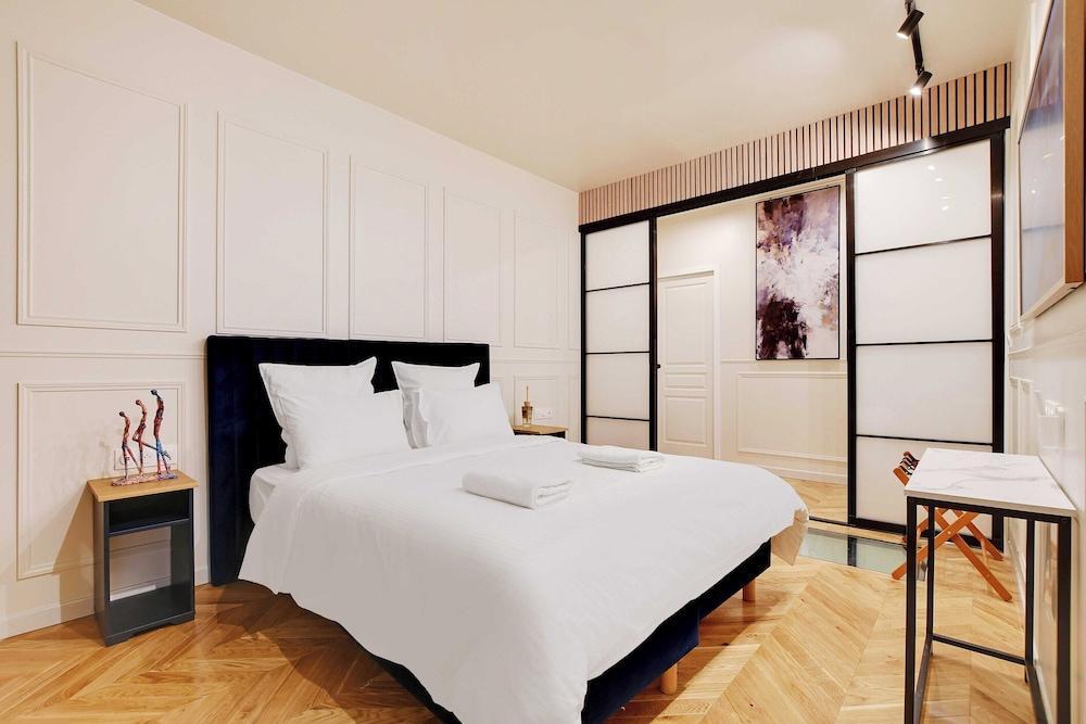 Charming Apt - AC - 2br/6p - Near Bastille - Tap to explore photos