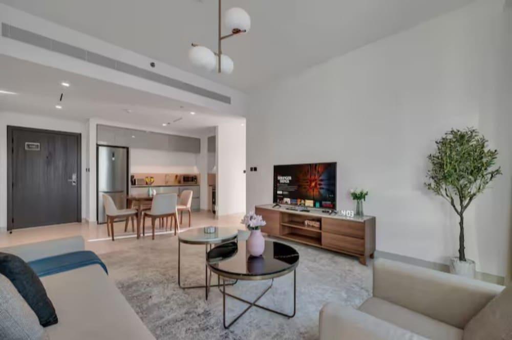 5 Star Palm View Private Beach 1BR - Tap to explore photos
