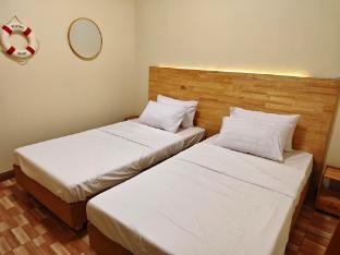 latitude 13 Room & breakfast - Tap to explore photos