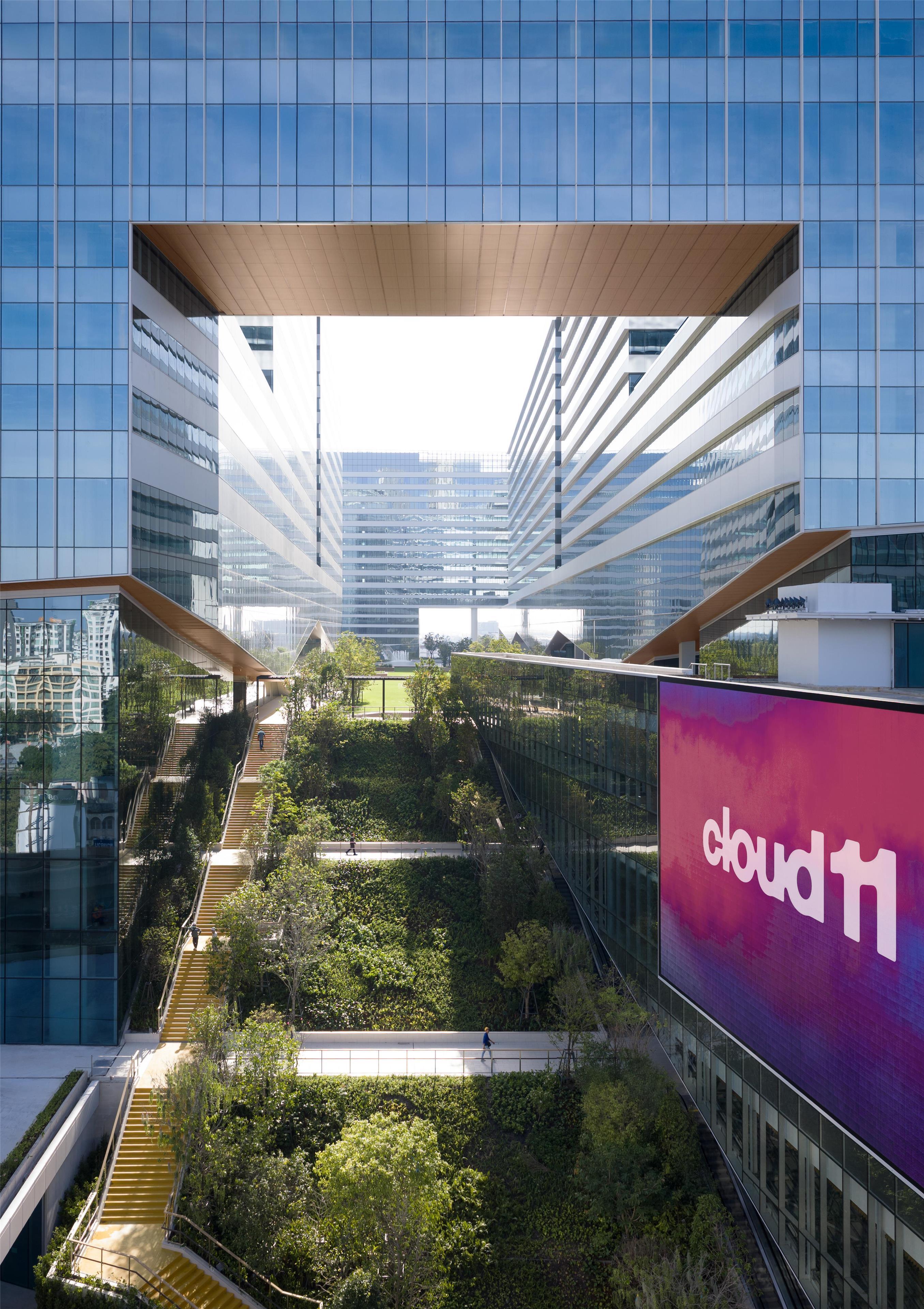 YOTEL Bangkok Sukhumvit, Select by Hilton - Tap to explore photos
