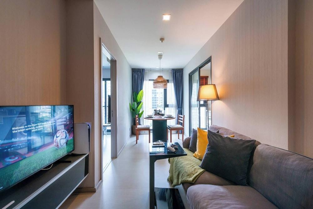 Luxurious 35 Sqm Condo With Stunning Bangkok Views - Tap to explore photos