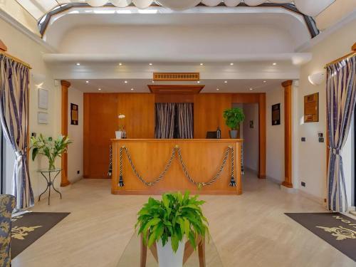 Stunning Roman Holiday VIlla for 5 - Tap to explore photos
