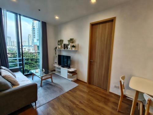 Luxury 2BR 2BA - 5 mins Walk to Emsphere Mall