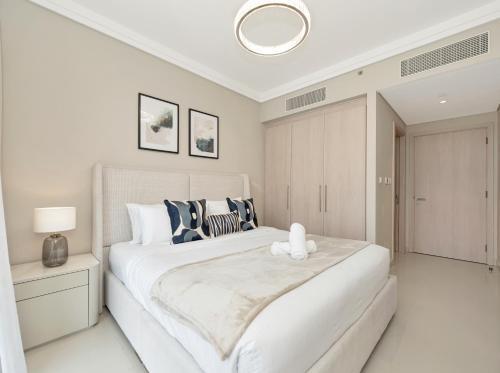 Kensington 1BR and Study with Sofa Bed Burj View Dubal mall link - Tap to explore photos