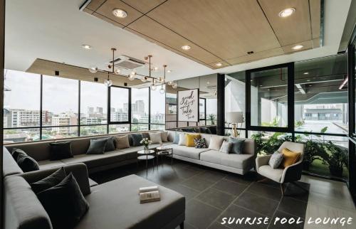 High Floor Luxury Studio with Great Views - Tap to explore photos