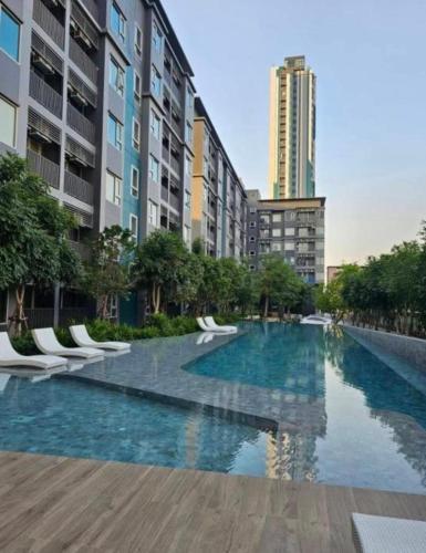 High Floor Luxury Studio with Great Views - Tap to explore photos