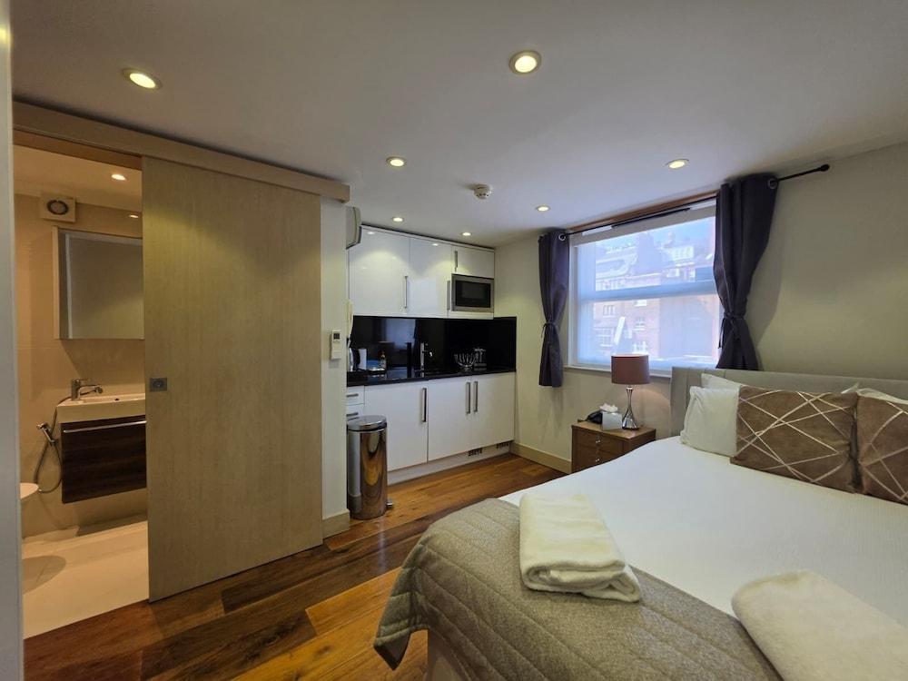Claverley Court Room Type - Double Room, 1 Queen Bed