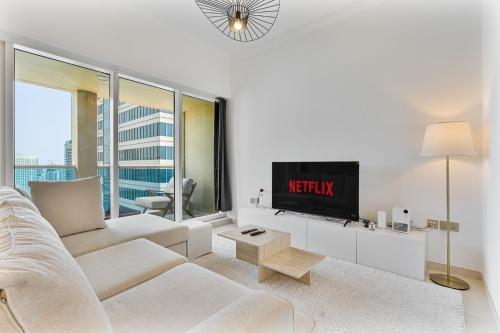 Lush 1BR with Canal View, 9 minutes to Dubai Mall - Tap to explore photos