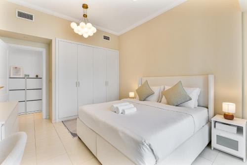 Lush 1BR with Canal View, 9 minutes to Dubai Mall - Tap to explore photos