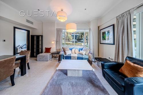 Al Majara 1 BDR plus Guest Bedroom, Dubai Marina - Tap to explore photos