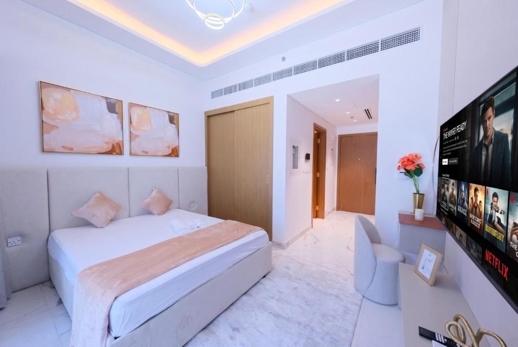 Modern Studio Azizi Riviera 59 Al Merkadh Community - Tap to explore photos