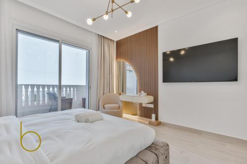 Brand New Beautiful & HUGE Centrally Located APT