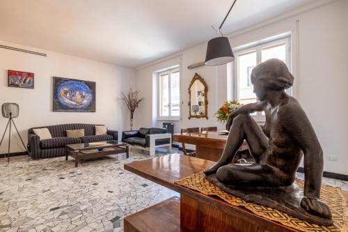 Bright and spacious flat in the hearth of Rome - Tap to explore photos