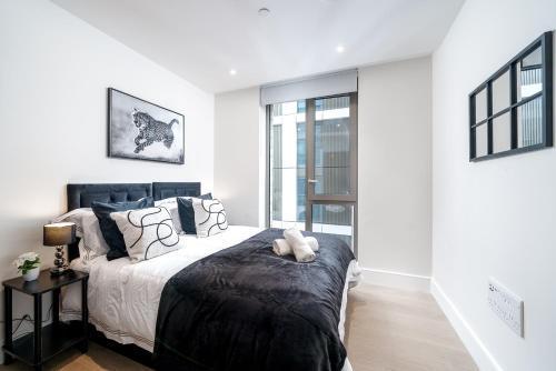 Modern- Battersea Power Station 2-Bed Apartment with Balcony - Tap to explore photos