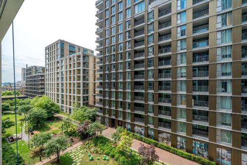 Modern- Battersea Power Station 2-Bed Apartment with Balcony