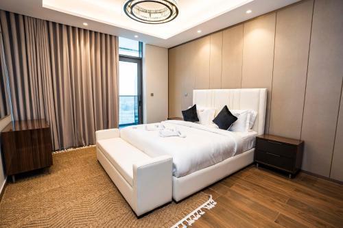 High-Rise Comfort 2BR in Nobles Tower in Dubai - Tap to explore photos