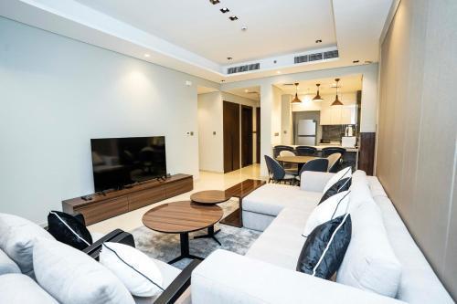 High-Rise Comfort 2BR in Nobles Tower in Dubai - Tap to explore photos