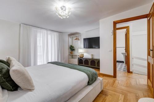 Spanish & Trevi Luxury flat 200mq and 2 Terrace - Tap to explore photos