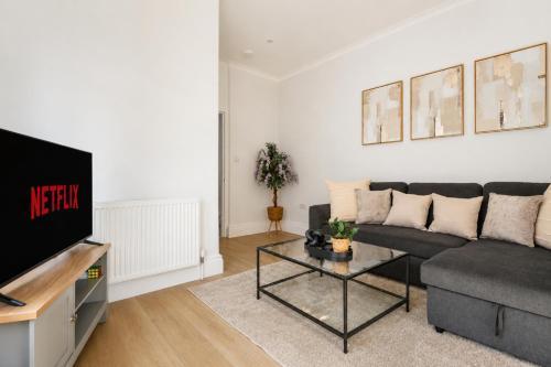 Stylish 3-Bed Flat, Wood Green & Ally Pally - Tap to explore photos