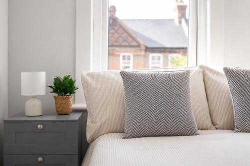 Stylish 3-Bed Flat, Wood Green & Ally Pally - Tap to explore photos