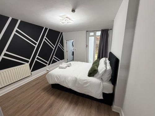 Apartment Sleeps 2 with WiFi - Tap to explore photos