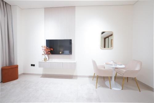 Premium Stay at High-Floor Trillionaire Studio - Tap to explore photos
