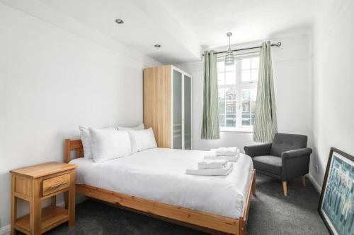 Charming 2-Bed Home near Oval Cricket Ground - Tap to explore photos