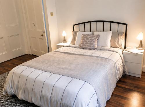Modern 1BR Fully Equipped West Kensington - Tap to explore photos