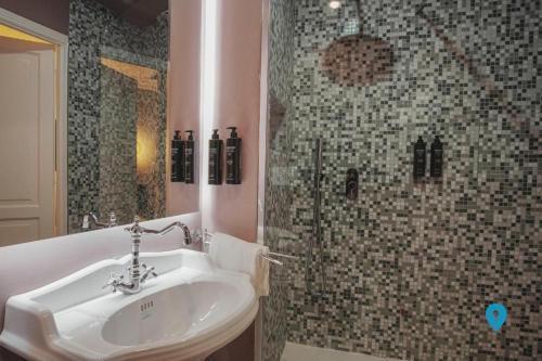 TriplyRooms Collection - Roma Condotti - Tap to explore photos