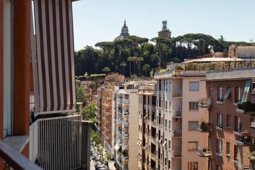 GuestHost - Cozy Studio with Vatican View Balcony