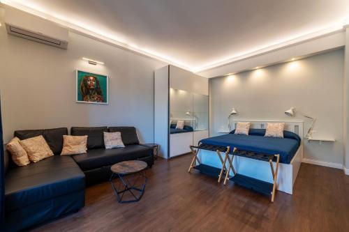 GuestHost - Cozy Studio with Vatican View Balcony - Tap to explore photos
