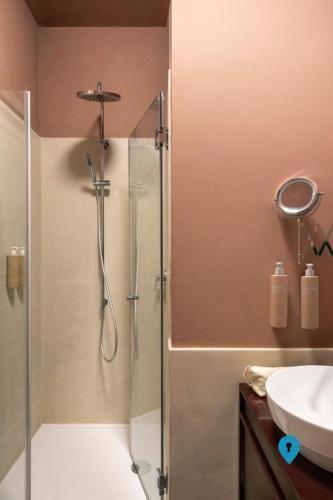 TriplyRooms Collection - Roma Barberini - Tap to explore photos