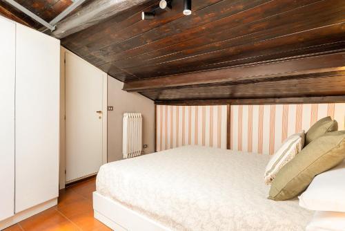 Luce in Trastevere Loft - Tap to explore photos