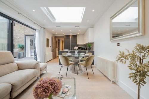 Mayfair's Luxurious Gem with Terrace Room Type - One-Bedroom Apartment with Terrace Mayfair's Luxurious Gem with Terrace Room Type - One-Bedroom Apartment with Terrace