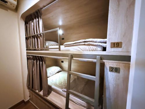 Phraya Hostel - Tap to explore photos
