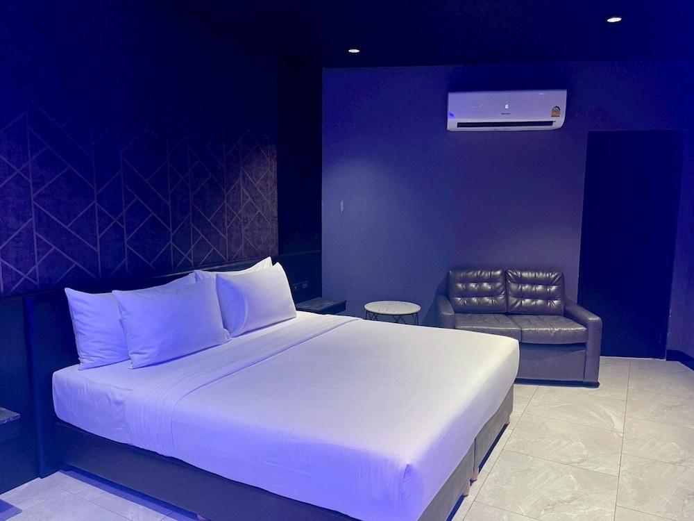 morph Bangkok Hotel Room Type - Deluxe with Bathtub