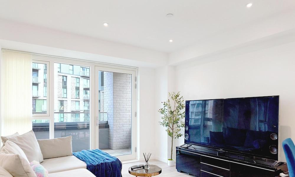 Deluxe Serviced Three Bedroom Apartment - Tap to explore photos