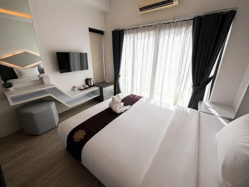 ARNI HEXA Hotel at MRT Samyan Room Type - Double Room, Balcony, City View