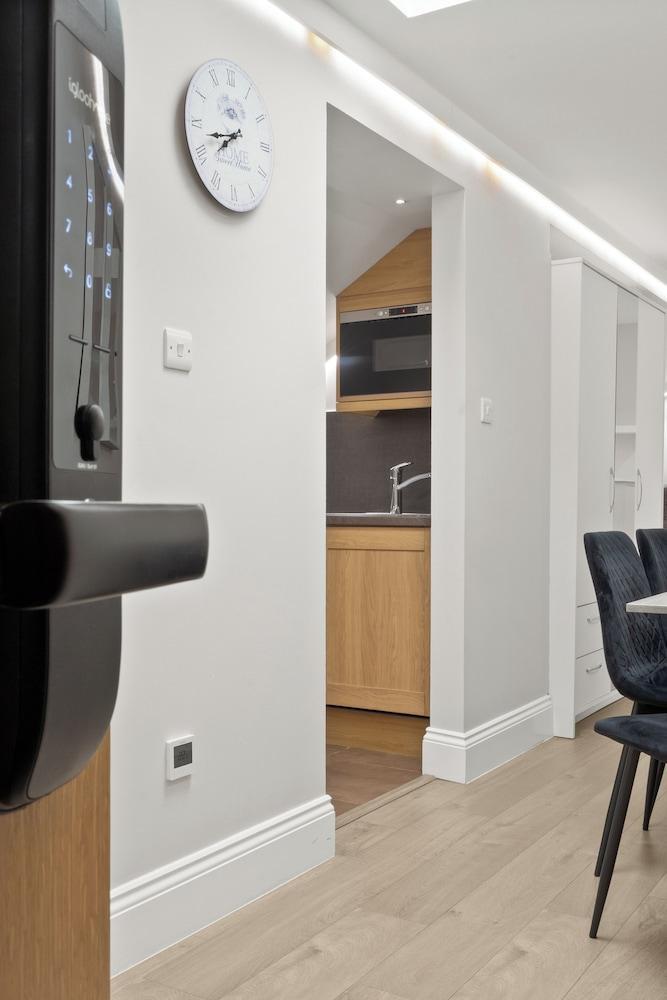 Cleveland Residences Russell Square Room Type - Family Studio Suite with Double Sofa Bed
