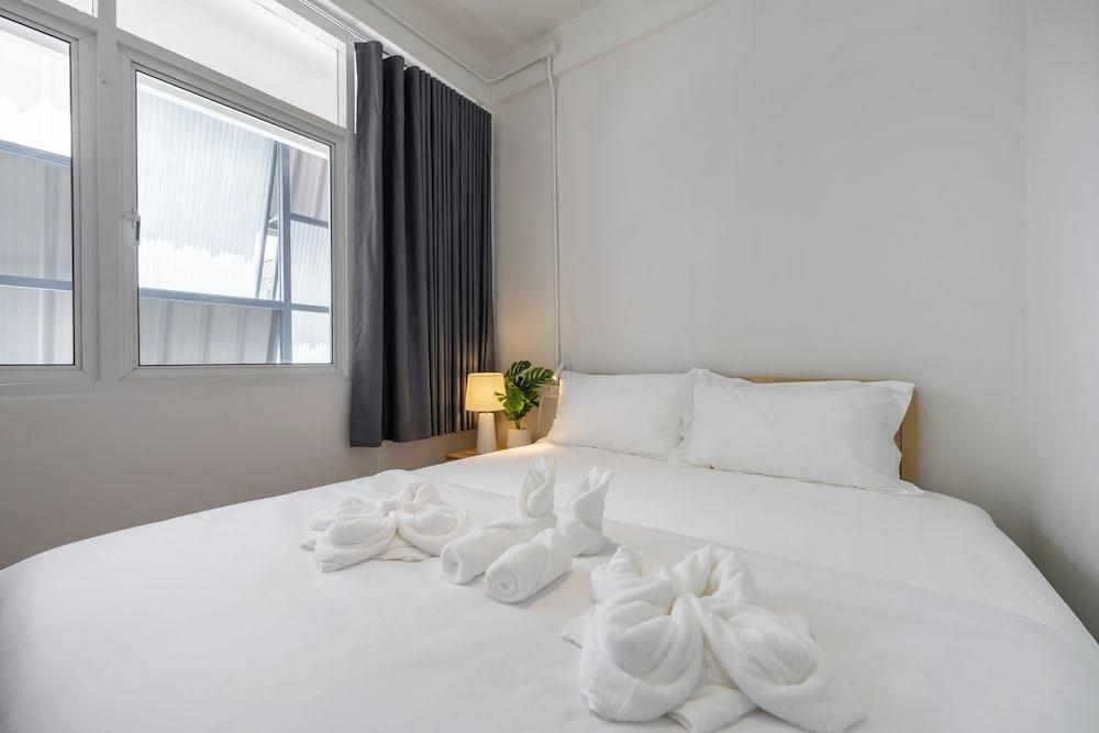 Austin Boutique Stay Pratunam Room Type - Standard King Bed with Window Shared Bathroom